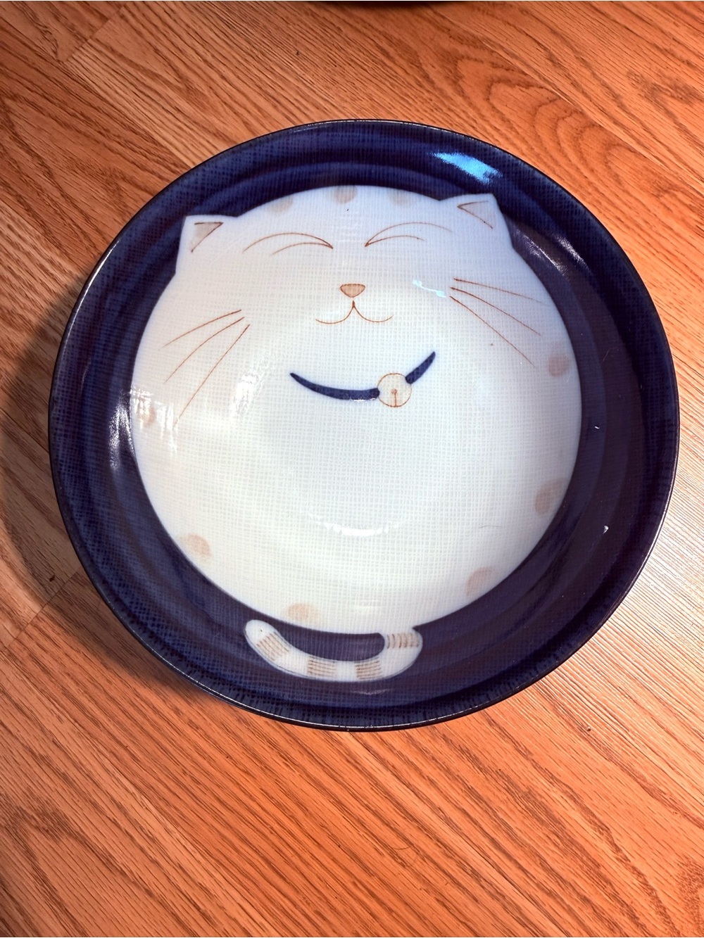 Japanese bowl with a Warai Neko" (smiling cat) design